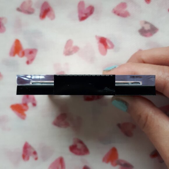 2/$15 Wet n Wild Megaglo Highlighting Powder in Blossom Glow - Picture 4 of 10